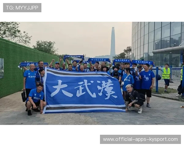 球迷支持热烈，现场气氛火爆！，球迷的热情