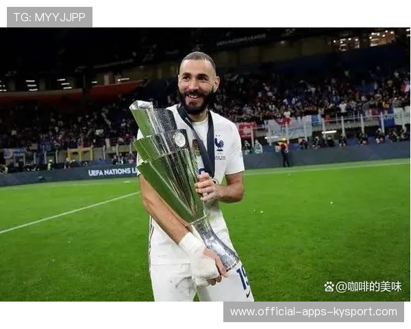 利雅得新月官宣本泽马身披90号，一年半合同正式生效