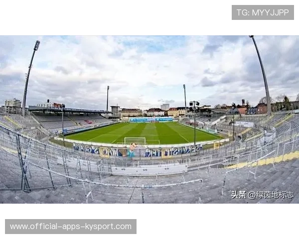 奥林匹克球场气氛热烈：一场属于城市的狂欢