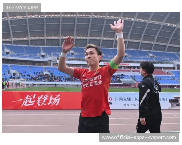 辽宁铁人邦本宜裕中场摆脱，转身一脚送到肋部